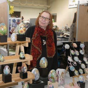 Auch Porzellaneier bemalt die Westerwälderin Ute Henne. Mit ihrem Stand war sie zu Gast beim Werkkunstmarkt in Nümbrecht.