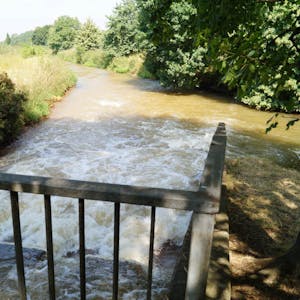 Große Mengen Sümpfungswasser aus dem Tagebau Hambach werden bei Bergheim-Kenten in die Erft geleitet.