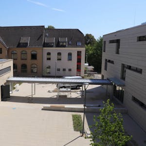 Ein Blick auf die Johannesschule. Rechts das umgestaltete Gebäude aus den 60er-Jahren, im Hintergrund der Altbau.