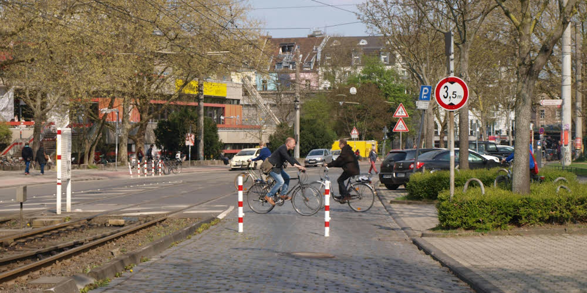 Radler kreuzen, von Autos nicht gehindert, die gesperrte Zülpicher Straße.