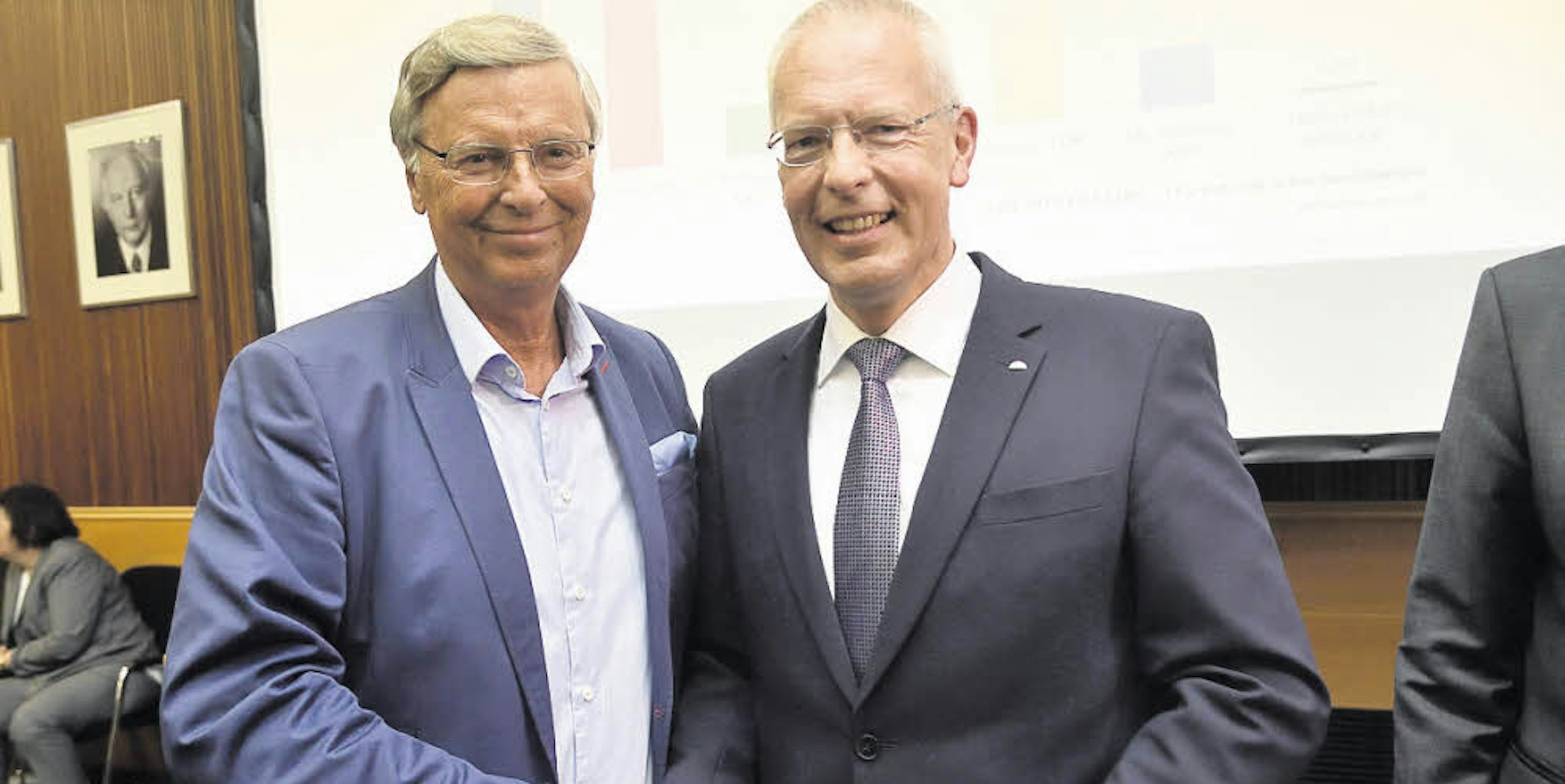 Ein Handschlag für die Fotografen: Der direkt gewählte Bundestagsabgeordnete für den Rheinisch-Bergischen Kreis, Hermann-Josef Tebroke (rechts), mit seinem Vorgänger Wolfgang Bosbach.