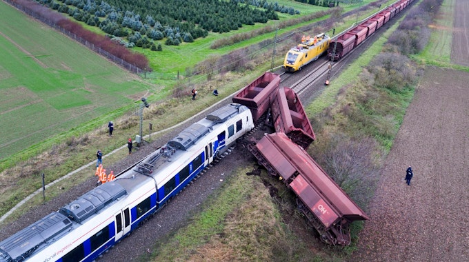 Links die Lok des Regional-Express, rechts der teilweise entgleiste Güterzug,