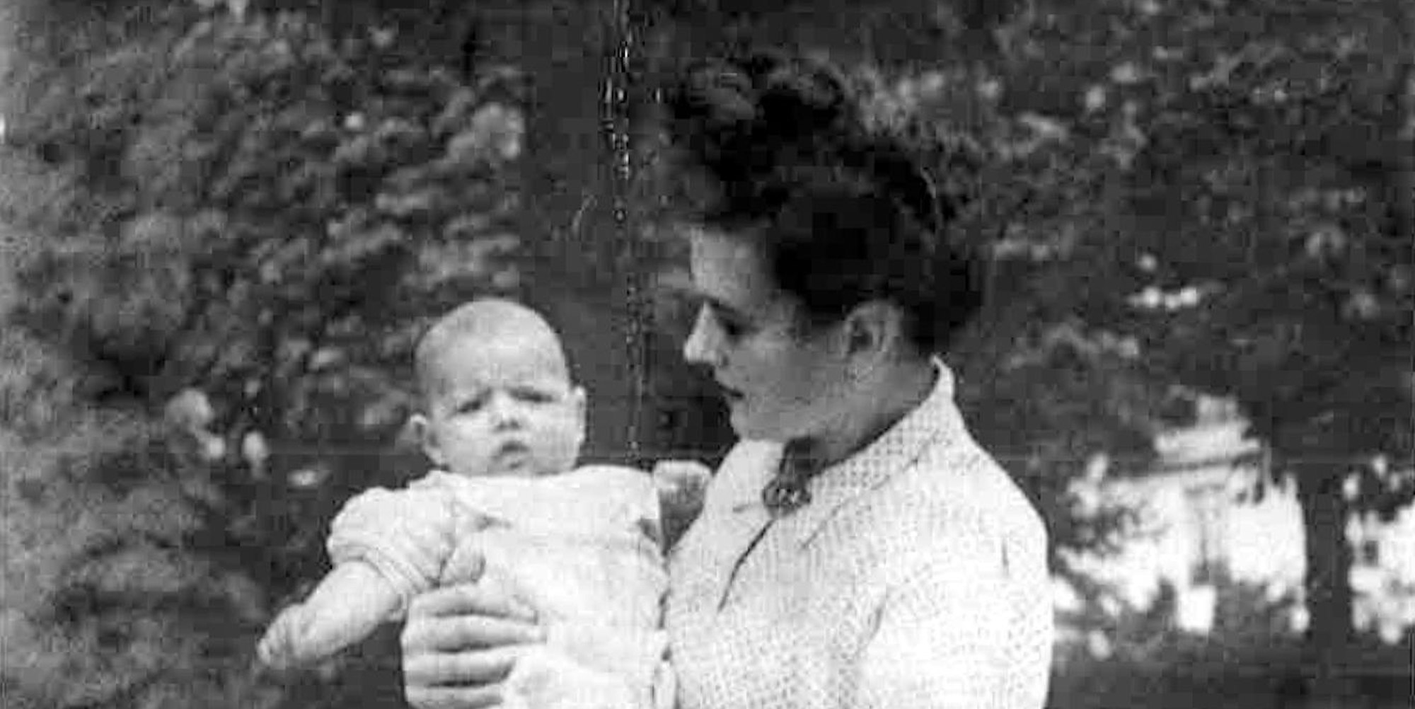 Lucette (rechts) mit ihrer noch kleinen Tochter Hélène.