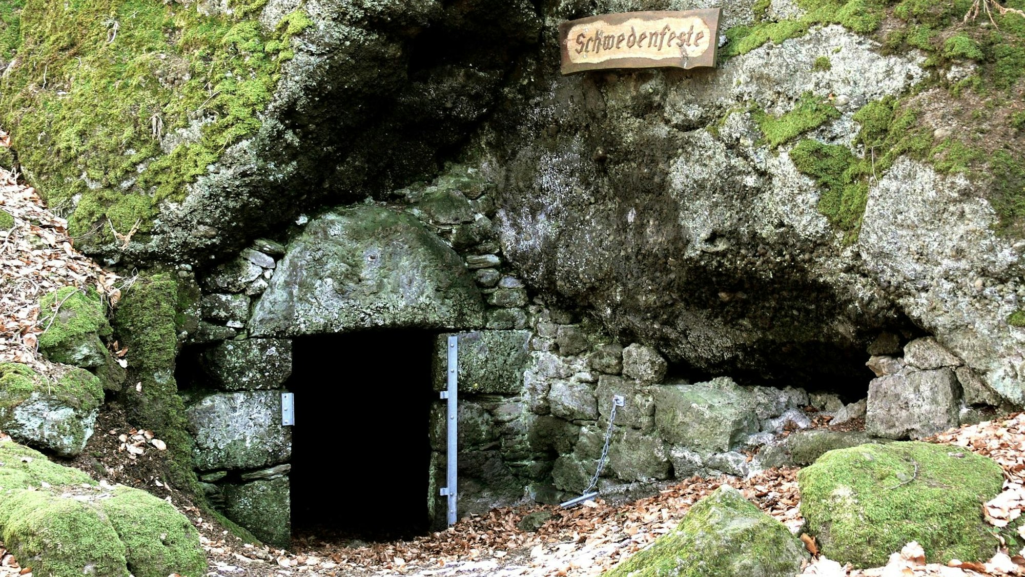 Eine der zu besichtigenden Mühlsteinhöhlen mit dem Namen „Schwedenfeste" im Gerolsteiner Land