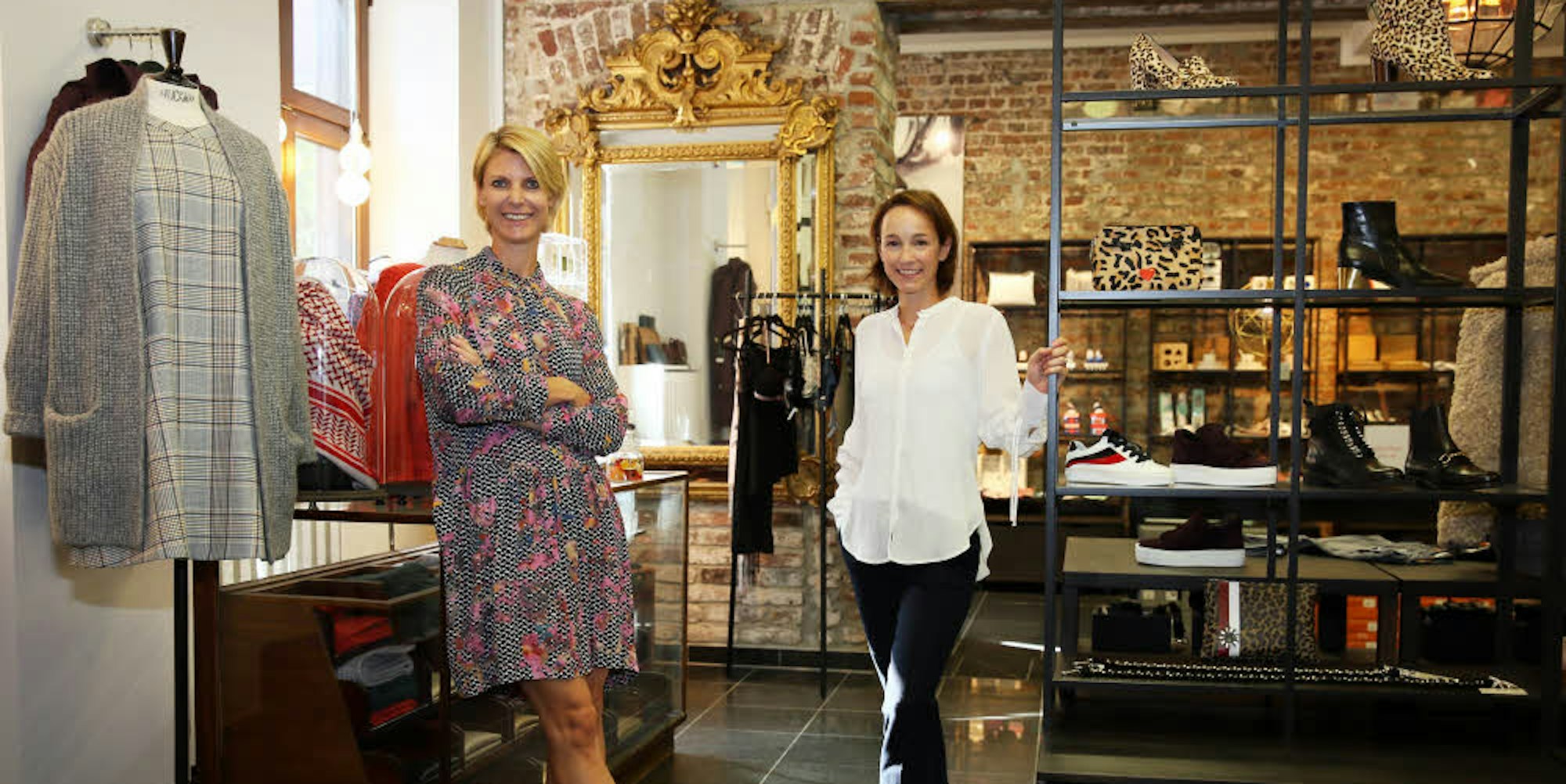Olivia Zirkel (l.) und Leonie Stockmann in ihrem Geschäft im Belgischen Viertel