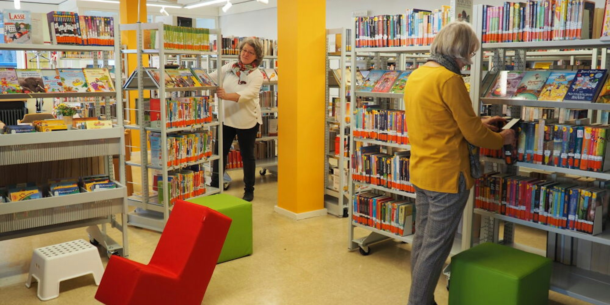 Noch vor eineinhalb Jahren ist die Stommelner Bücherei mit neuen Regalen auf Rollen ausgestattet worden. Anette Göhler zeigt, wie schnell sie Platz für Veranstaltungen schaffen kann.