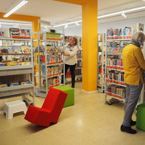 Noch vor eineinhalb Jahren ist die Stommelner Bücherei mit neuen Regalen auf Rollen ausgestattet worden. Anette Göhler zeigt, wie schnell sie Platz für Veranstaltungen schaffen kann.
