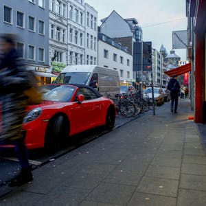 Der Anwohnerparkausweis in Köln soll deutlich teurer werden (Symbolbild).