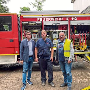 Landrat Santelmann (l.) am Freitag mit Bürgermeister Frank Steffes (r.) und Stadtbrandmeister Björn Heitmann in Leichlingen.