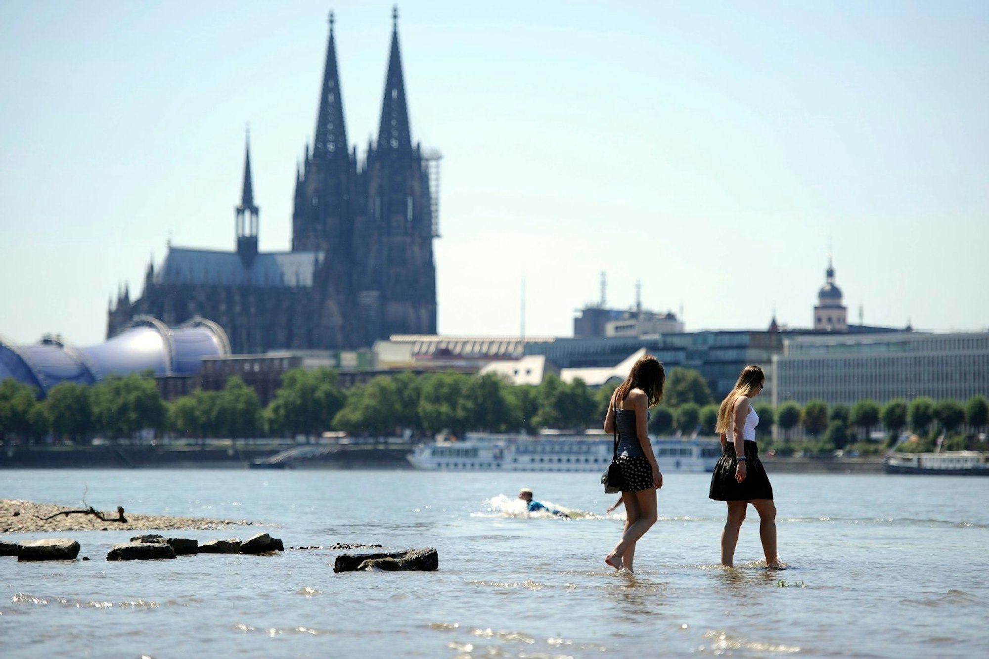 Abkühlung am Rheinufer mit Blick auf den Kölner Dom.