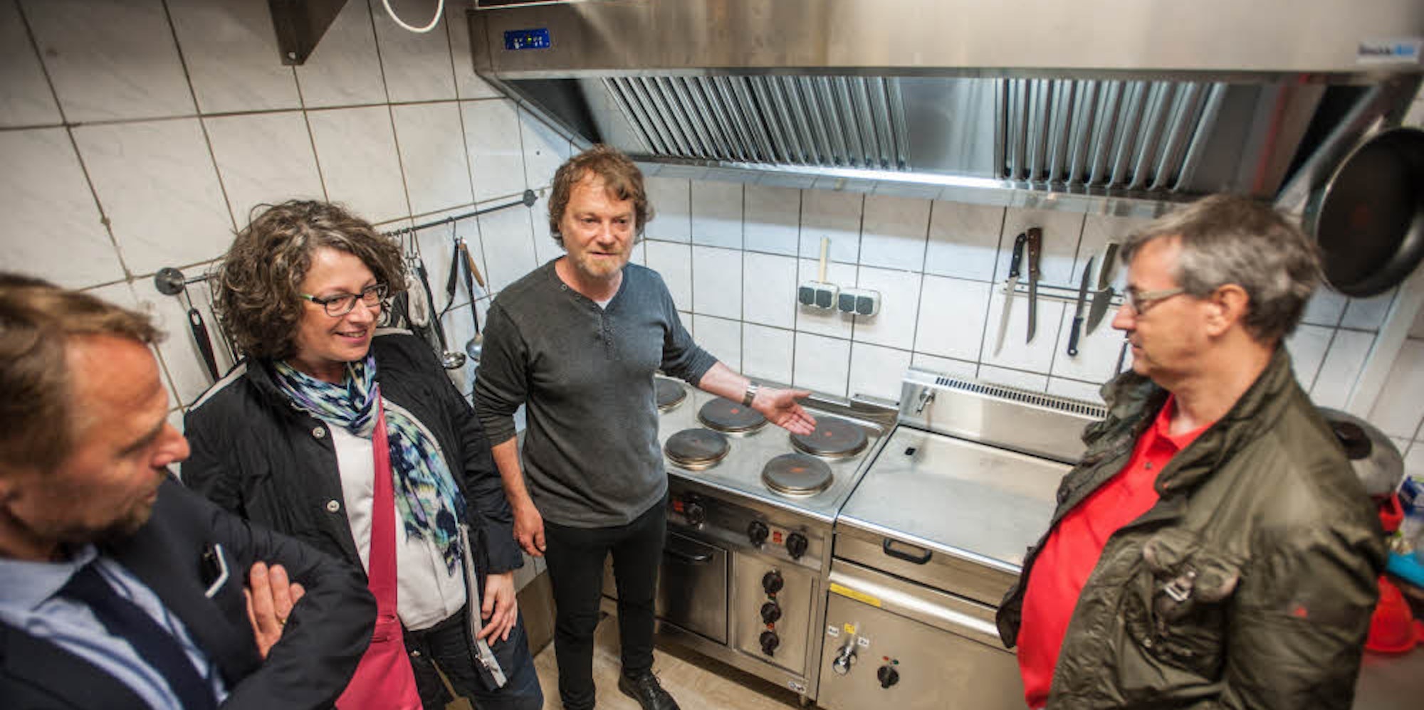 Küchenbesichtigung im Bunker mit (v. l.) Oberbürgermeister Uwe Richrath, Hiltrud Hülstrunk, Reiner Hilken und Klaus Jergol.
