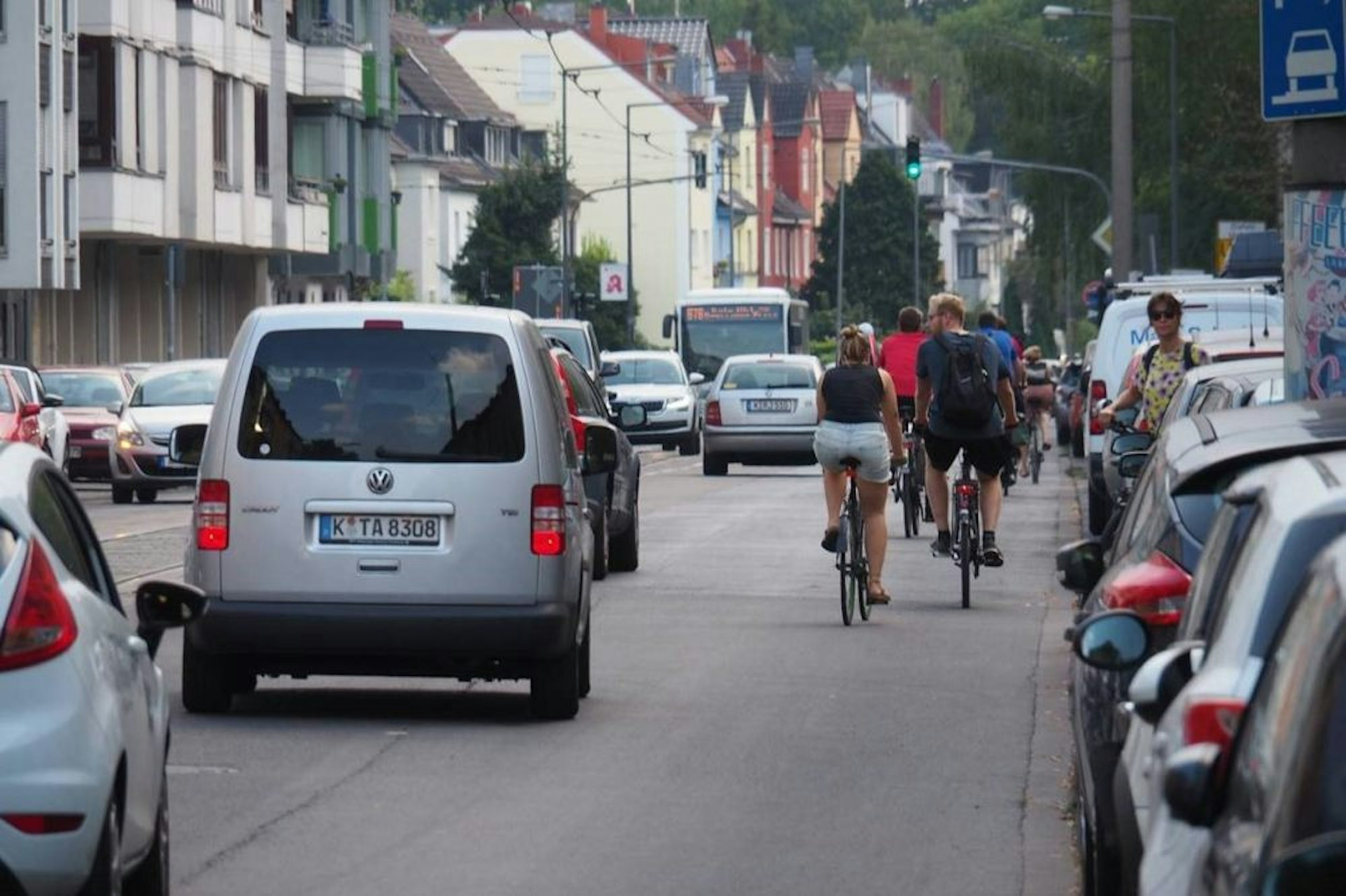 Auf der Berrenrather Straße teilen sich  Radfahrer und Autofahrer die enge Fahrbahn.