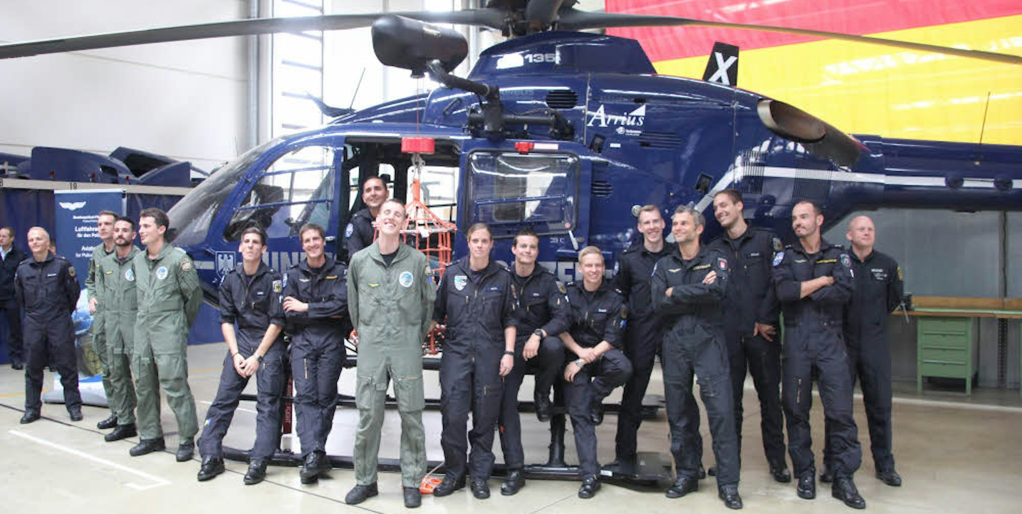 Vor ihrem Ausbildungshubschrauber, dem Eurocopter EC 135, warteten die Piloten und Flugtechniker auf die Überreichung ihrer Lizenz.