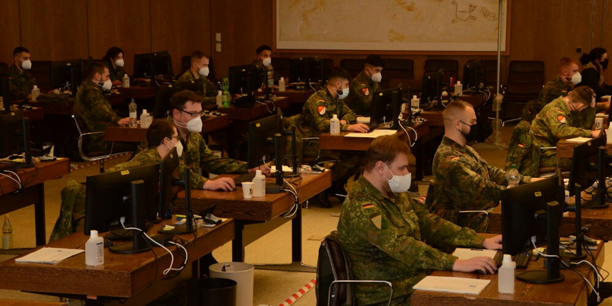 Im großen Sitzungssaal unterstützen Soldatinnen und Soldaten der Bundeswehr die Kreisverwaltung.