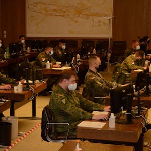 Im großen Sitzungssaal unterstützen Soldatinnen und Soldaten der Bundeswehr die Kreisverwaltung.
