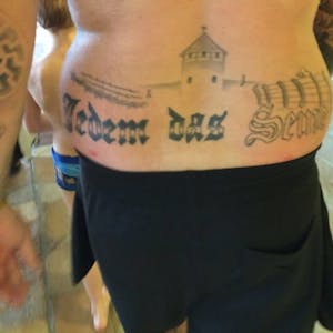 Das Tattoo mit der Aufschrift „Jedem das Seine“ und den Umrissen eines Konzentrationslagers: Jetzt ermittelt die Staatsanwaltschaft.