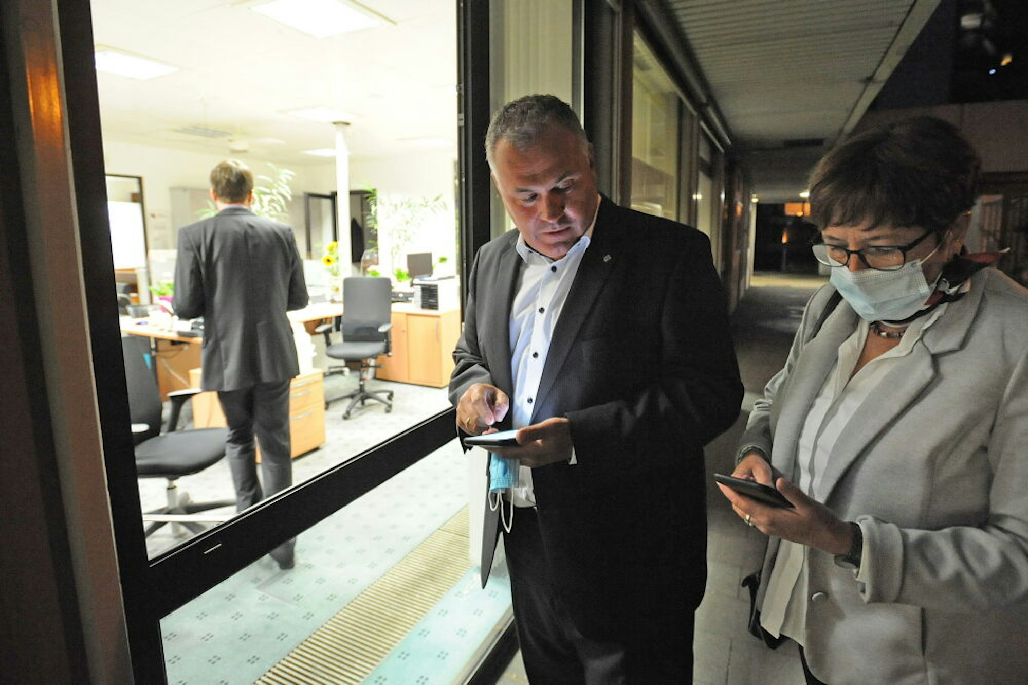 Ein Nervenkrimi ohnegleichen: Frank Steffes am Wahlabend beim nervösen Checken der Ergebnisse am offenen Fenster des Bürgerbüros.