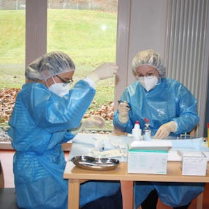 Mitarbeiterinnen der Apotheke am Kreiskrankenhaus bei der Aufbereitung des Impfstoffes im Barbarahof.