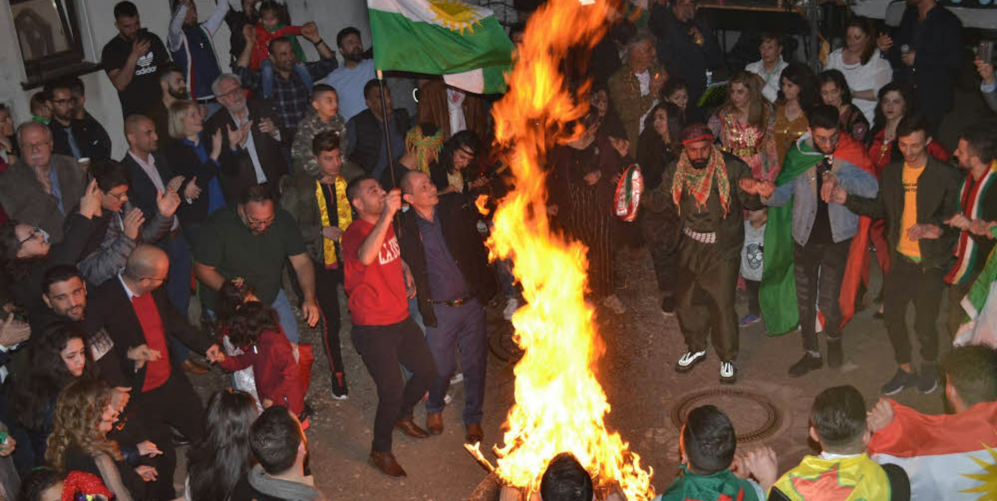 Die kurdische Gemeinschaft tanzte mit ihren Besuchern um das Newroz-Feuer.