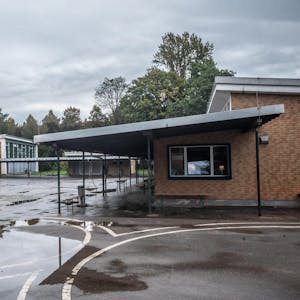 Blick auf einen Schulhof mit Schulgebäuden