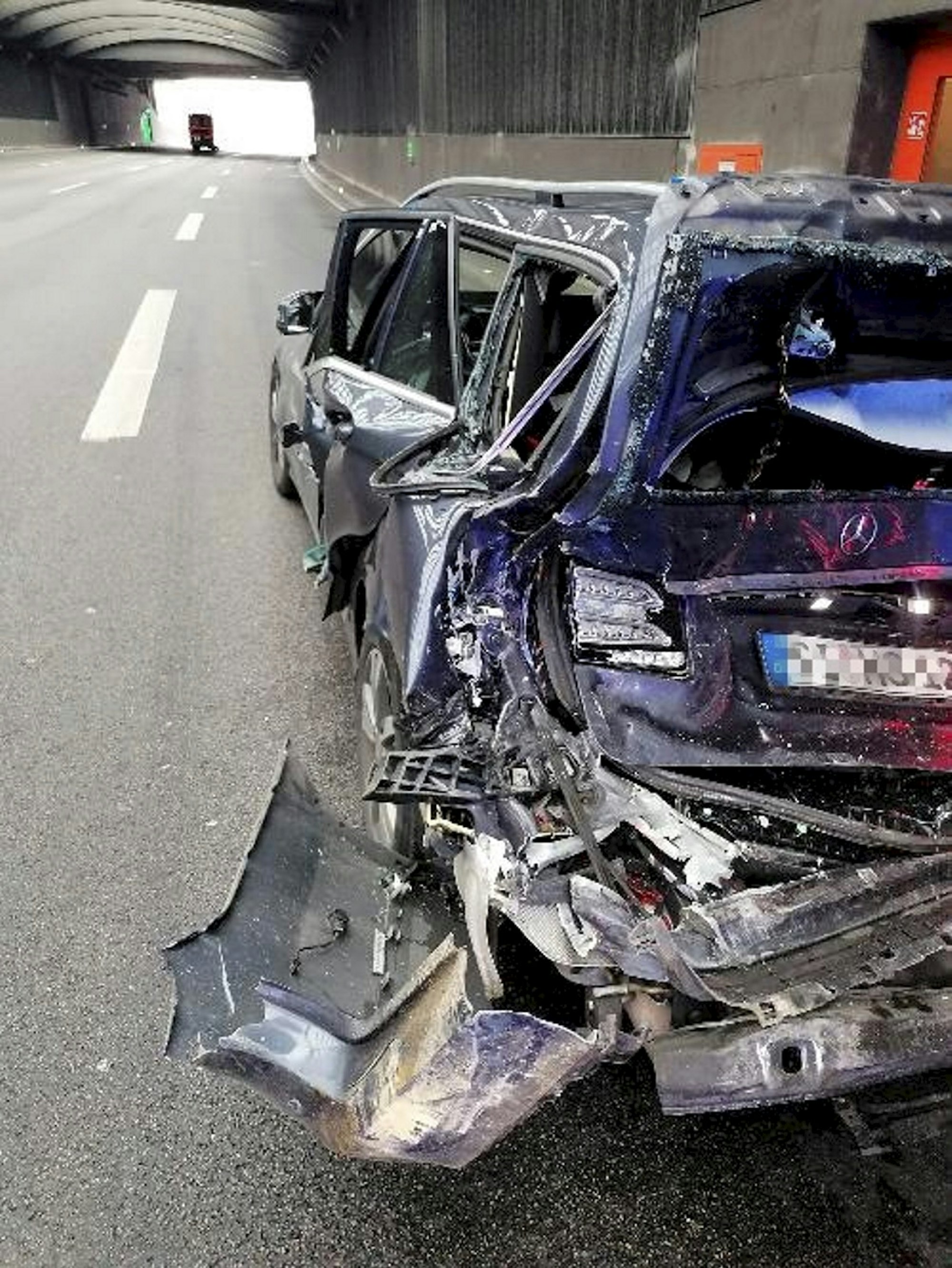 Der völlig zerstörte Unfallwagen von Mika Seifert nach dem Unfall im Lövenicher Tunnel auf der A1.