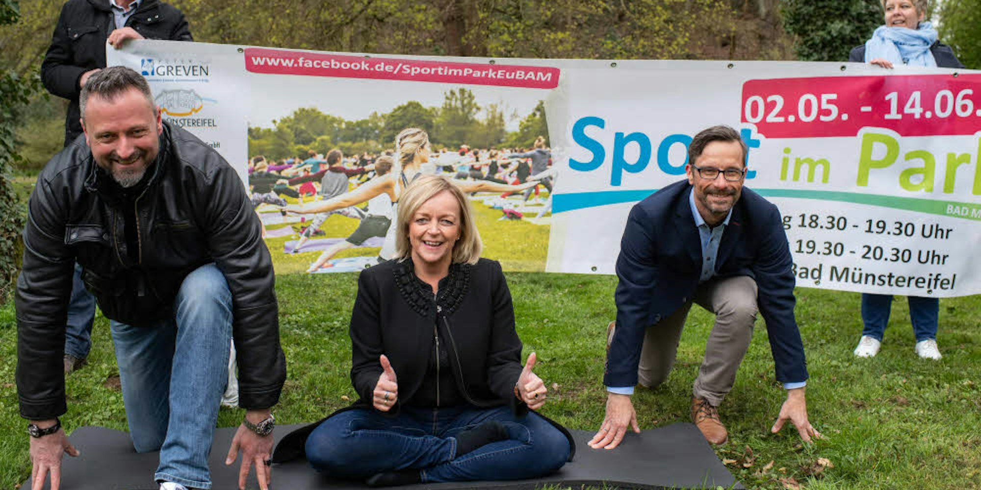 Voller Vorfreude auf Sport im Park ist Bad Münstereifels Bürgermeisterin Sabine Preiser-Marian (M.).