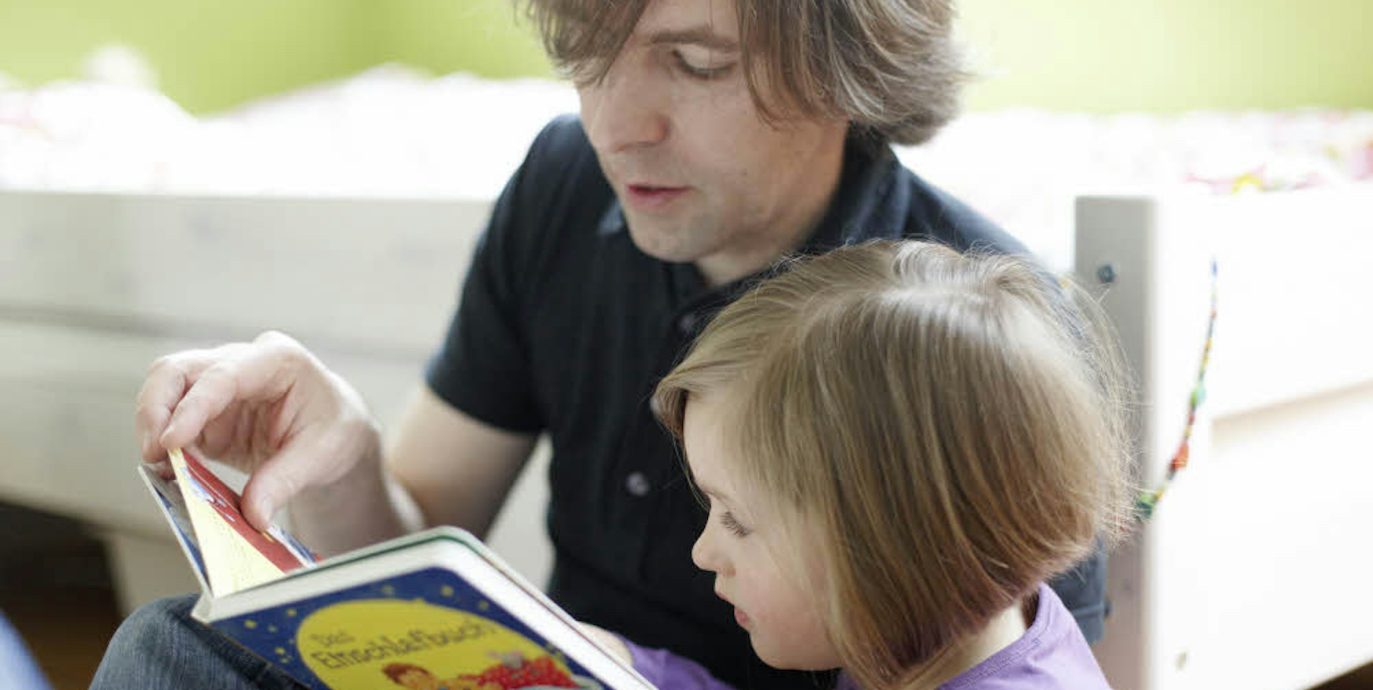 Gemeinsam Lesen und Vorlesen ist gut für Kinder.