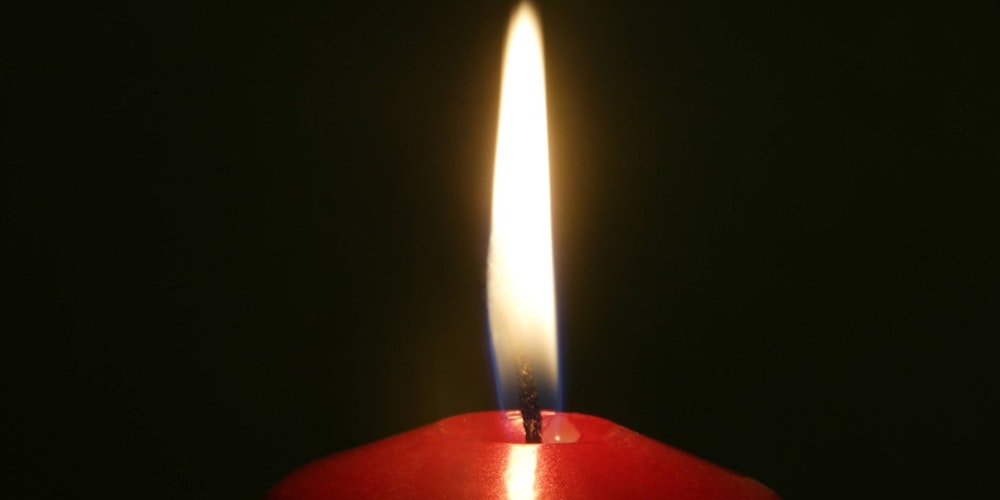 Solch ein Foto einer brennenden Kerze verunsichert aktuell tausende WhatsApp-Nutzer.