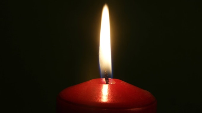 Solch ein Foto einer brennenden Kerze verunsichert aktuell tausende WhatsApp-Nutzer.