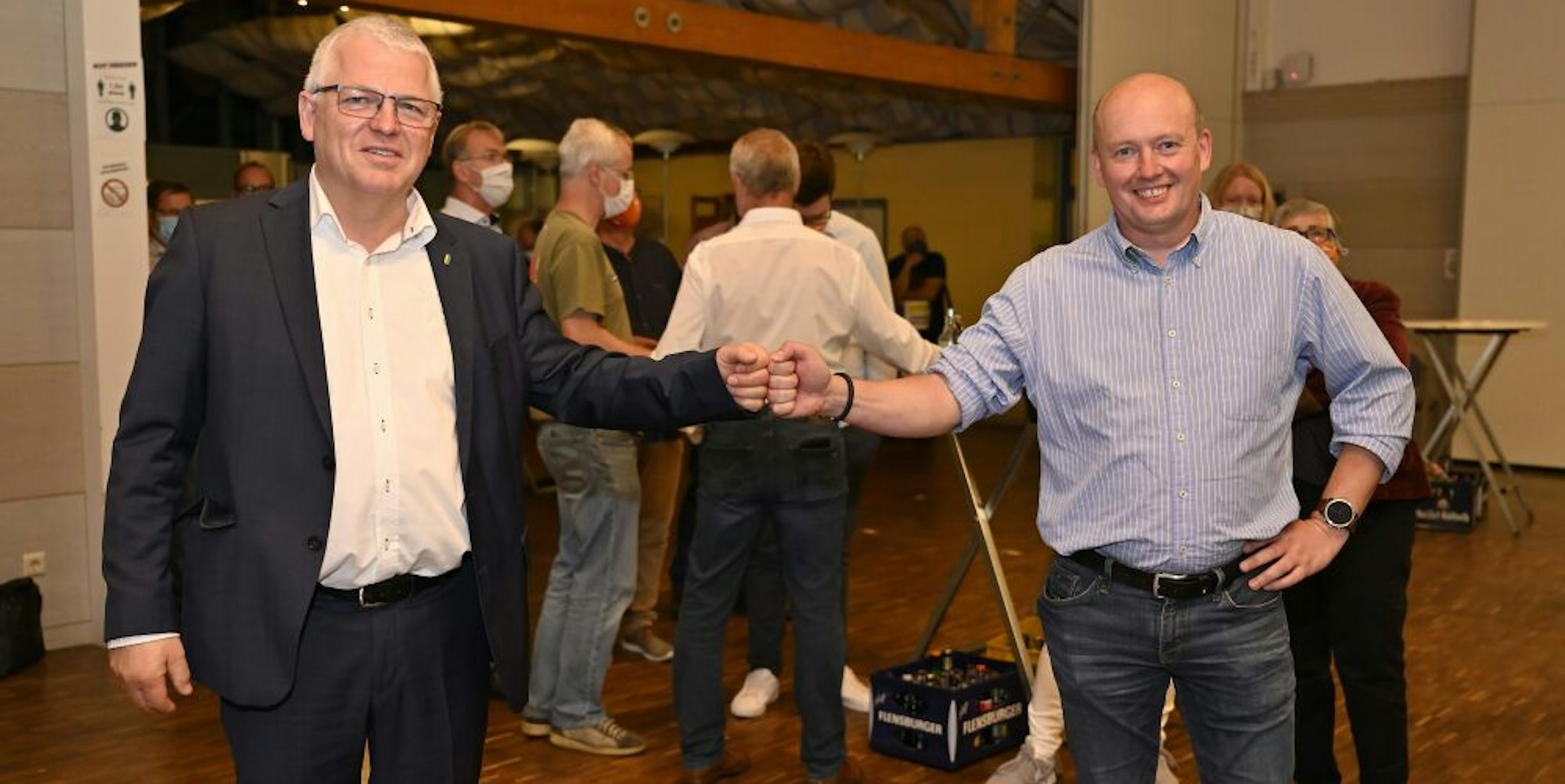 Corona-Gruß auf Abstand: Willi Heider (l.) und Marc Beer gehen in die Stichwahl am 27. September. Das kennen beide: Schon 2014 war dies die Konstellation.