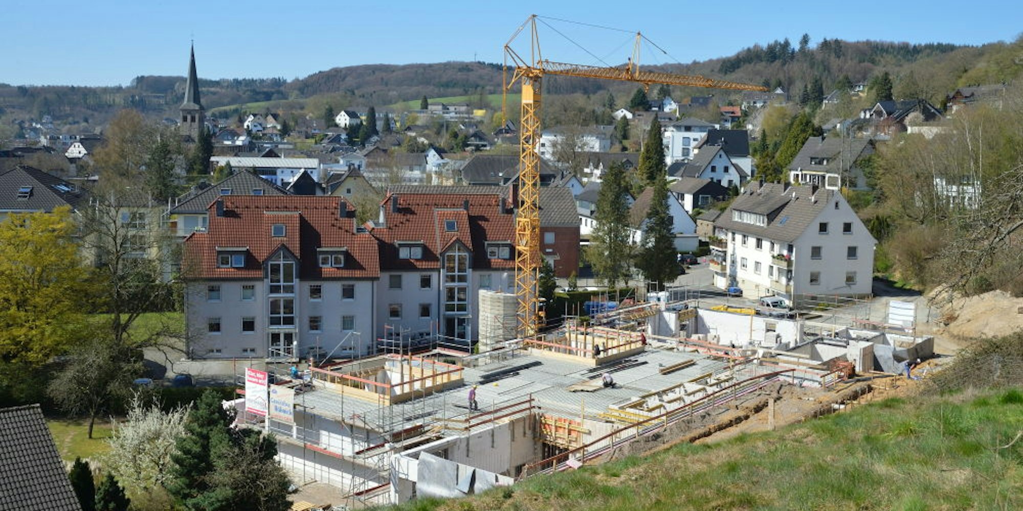 In den Hang gebaut, mit einem begrünten Dach entsteht die neue Kindertagesstätte an der Glockengießerstraße.