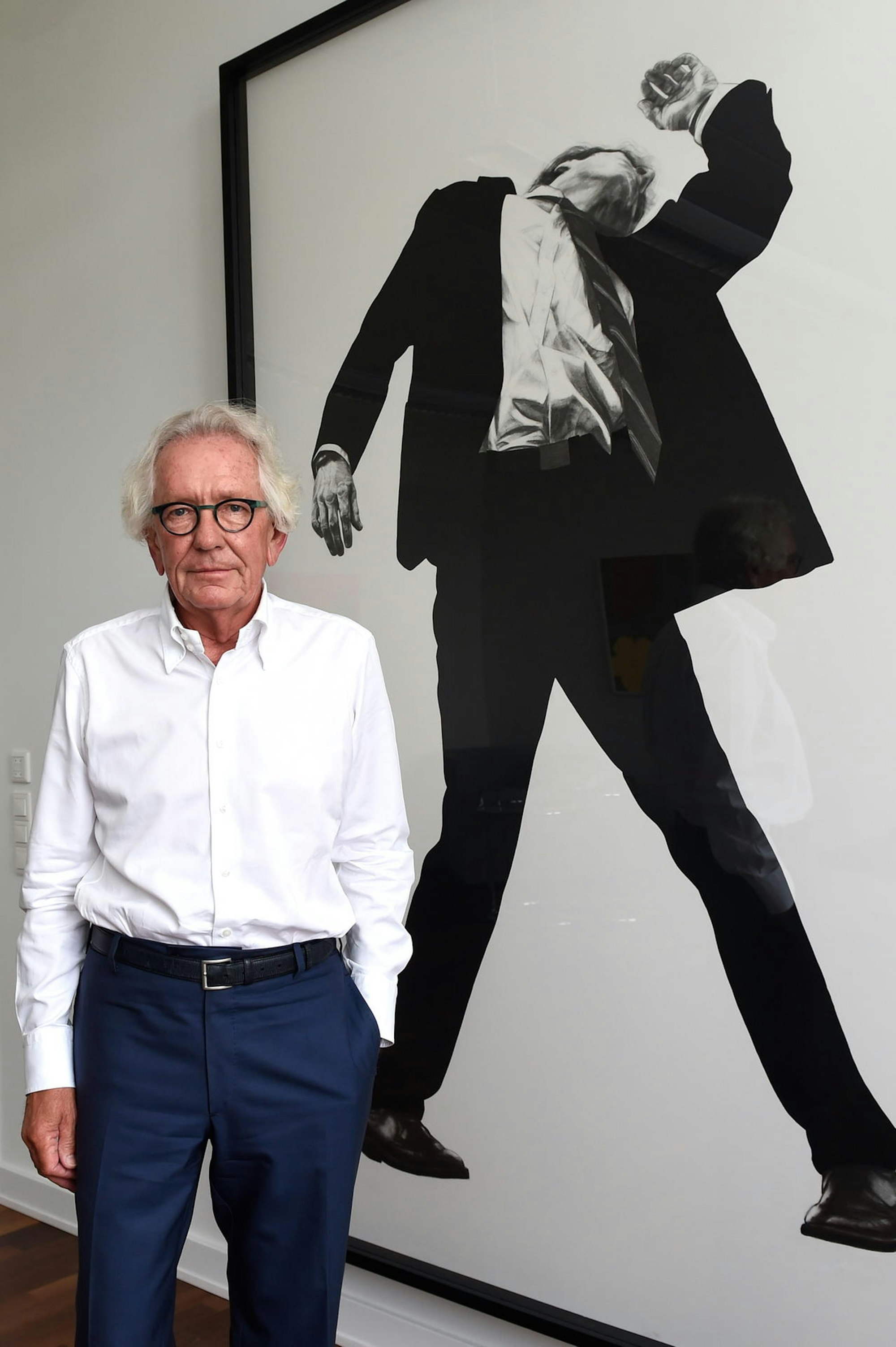 Stephan Holthoff-Pförtner hat in seinem Büro ein Bild aus der Reihe „Men in the Cities“ von Robert Longo hängen. Das Kunstwerk gehört dem Minister.