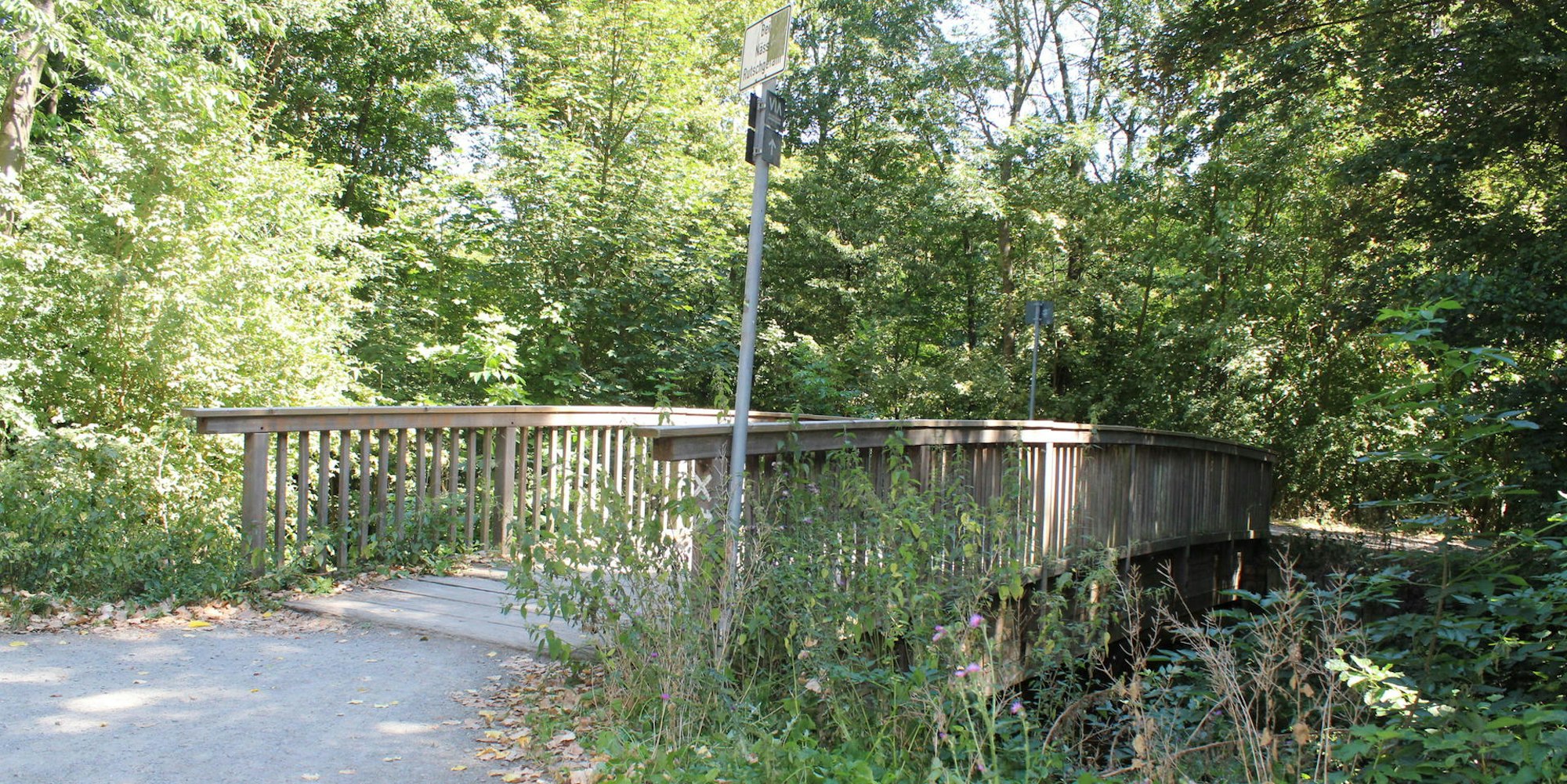 Diese und eine weitere Holzbrücke in der Nähe des Lukas-Podolski-Sportparks werden abgerissen und durch neue ersetzt. Im November soll es voraussichtlich losgehen.