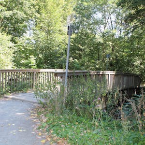 Diese und eine weitere Holzbrücke in der Nähe des Lukas-Podolski-Sportparks werden abgerissen und durch neue ersetzt. Im November soll es voraussichtlich losgehen.