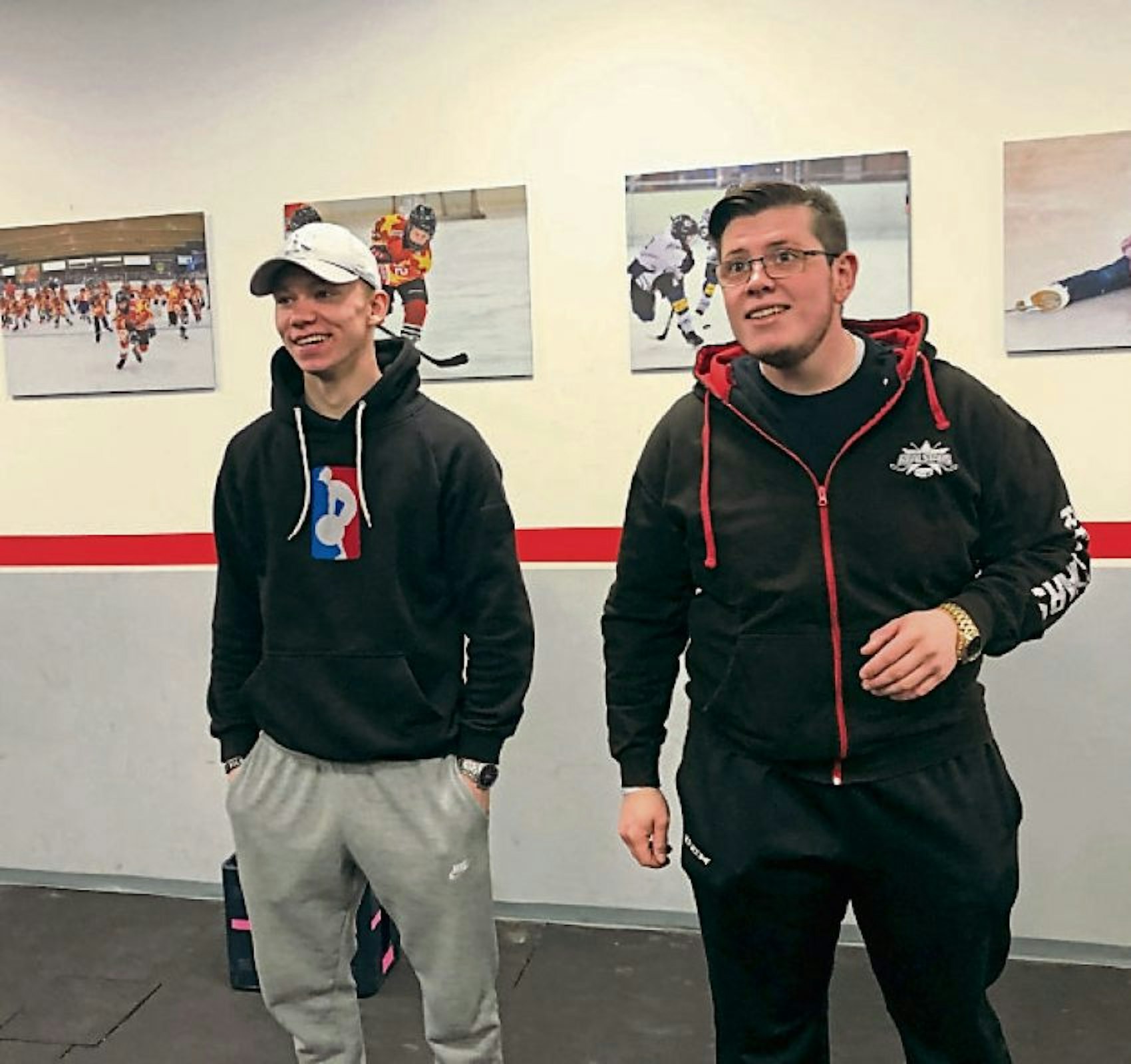 Die Trainer Marius Schüller und Jens Horlebogen (v. li.) vom Eissportverein Bergisch Gladbach hatten die Idee, für die Kids ein virtuelles Training anzubieten.