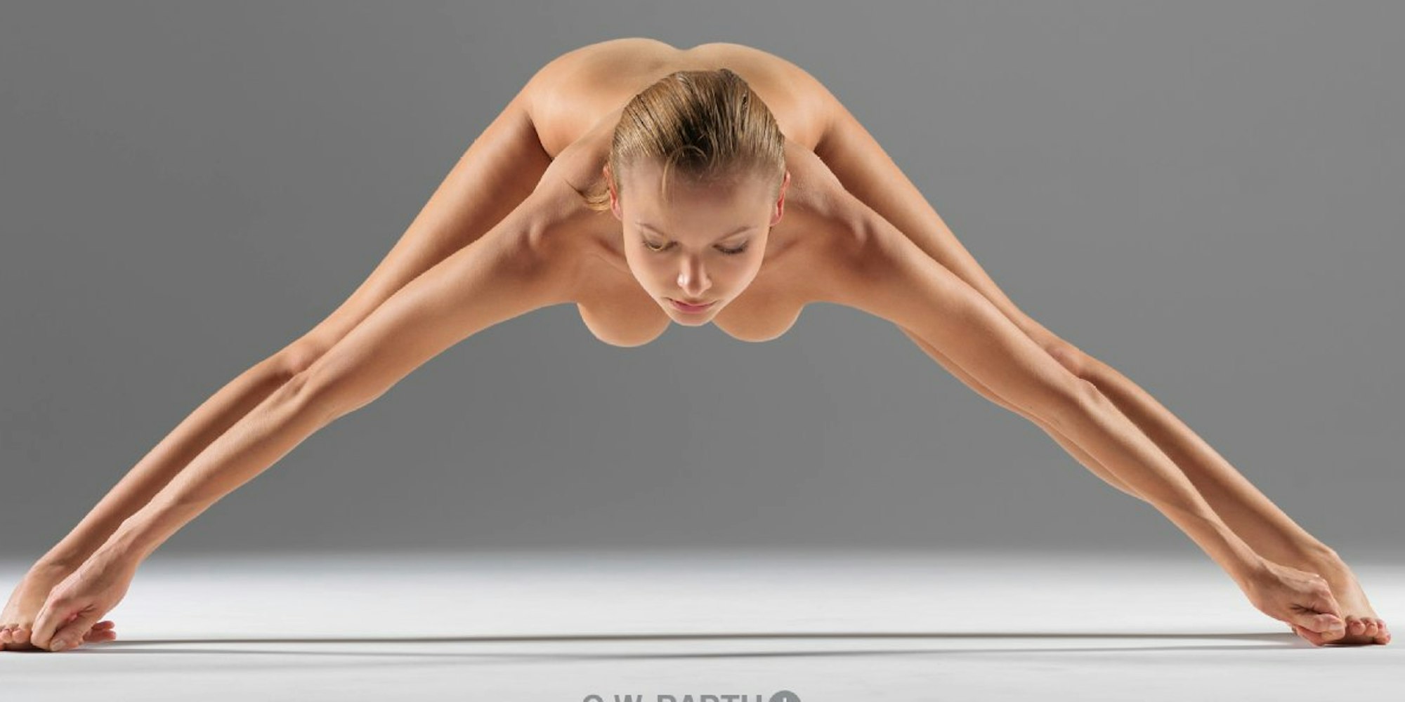 So sinnlich wie im neuen Bildband von Petter Hegre und der Yoga-Lehrerin Inge Schöps wurden die Übungen bisher nur selten in Szene gesetzt.