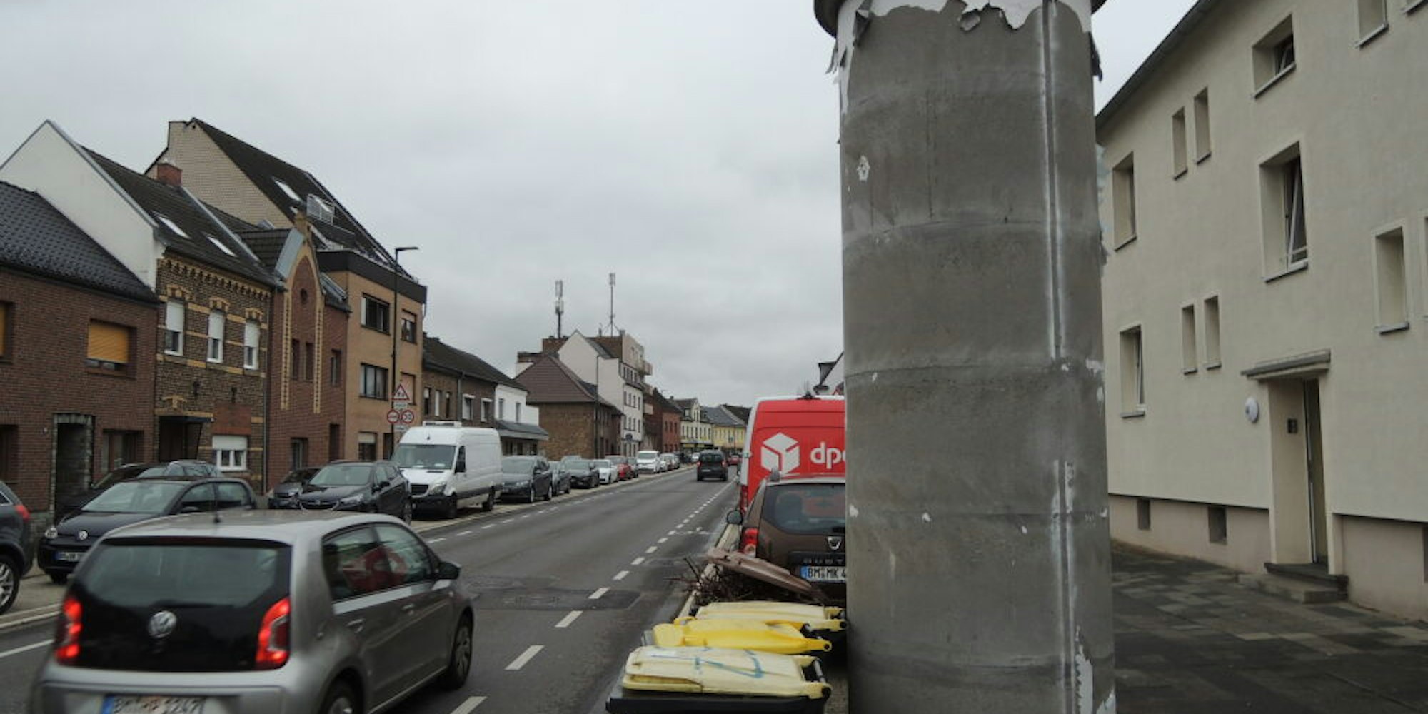 Grau in Grau steht eine Litfaß-Säule nutzlos an der Kölner Straße in Kerpen herum.