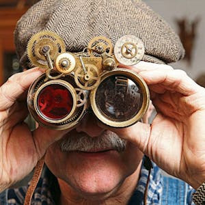 Goggles heißt diese ungewöhnliche Brillenform. Gerald Kurz baute sie aus alten Messingferngläsern, farbigen Filtergläsern und Zahnrädern.