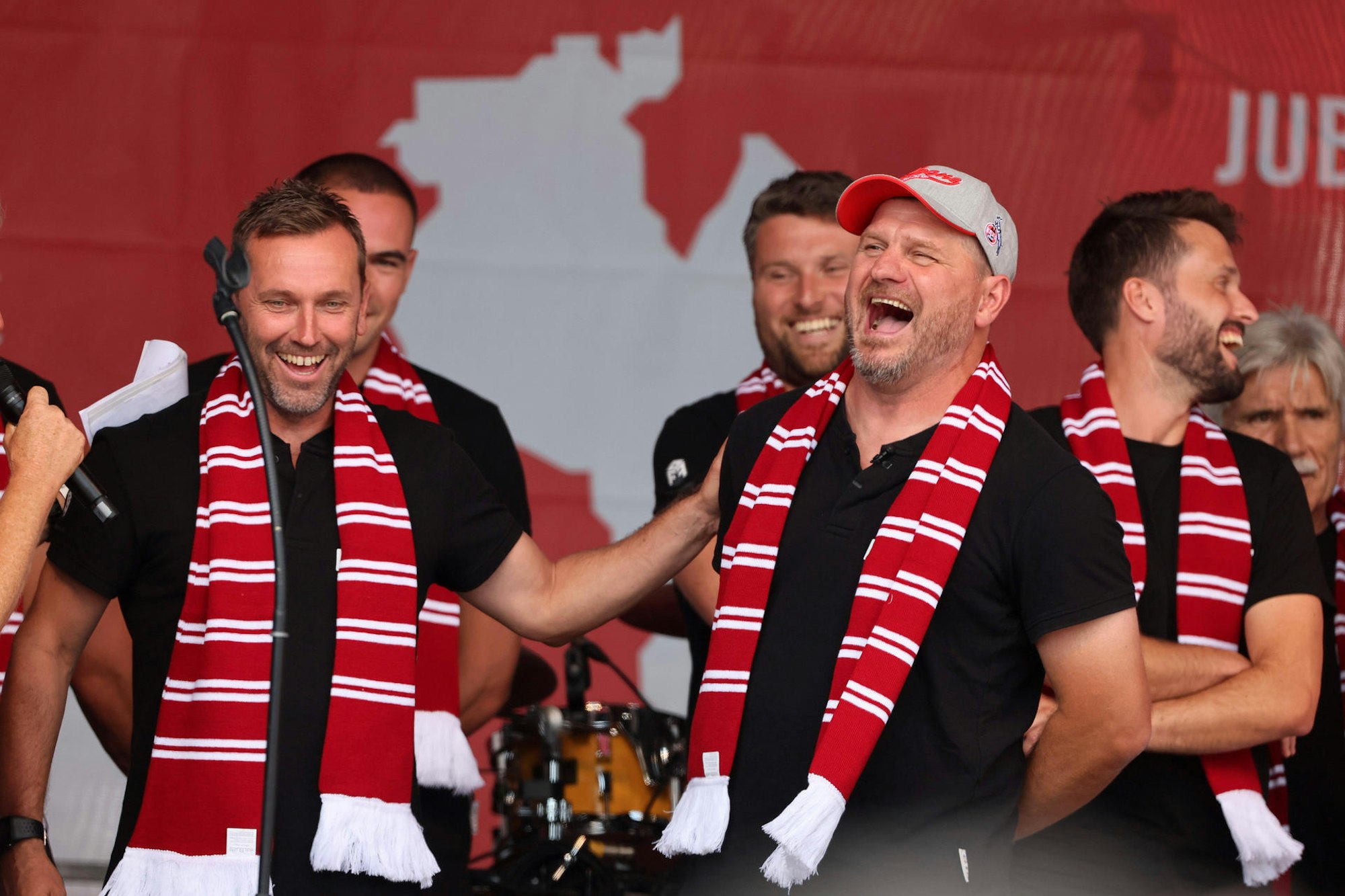 FC-Trainer Steffen Baumgart (r.) und sein Assistent André Pawlak haben sichtlich ihren Spaß während der offiziellen Saisoneröffnung.