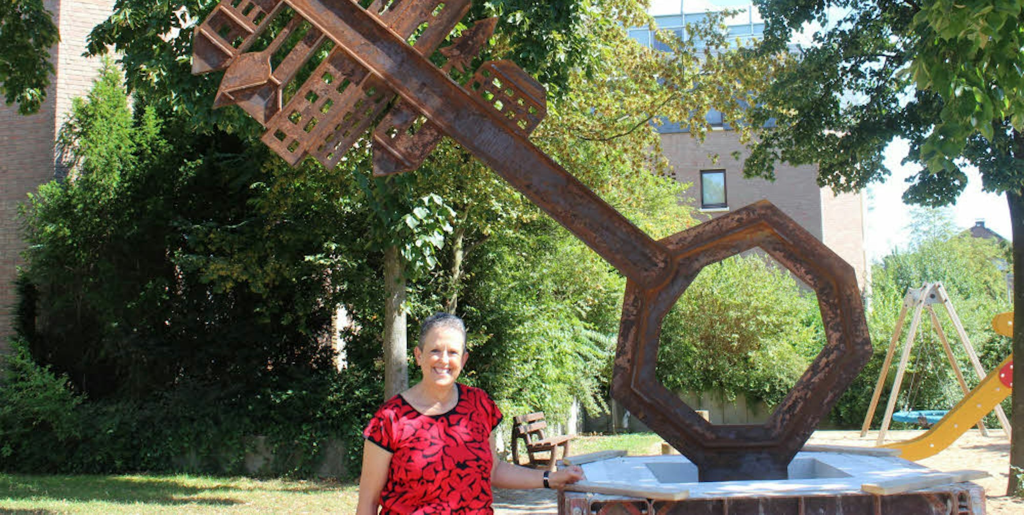 Die Künstlerin Orna Ben-Am mit ihrem „Schlüssel zur Freundschaft“ – er steht auf dem Ganey Tikva-Platz in Gladbach. 