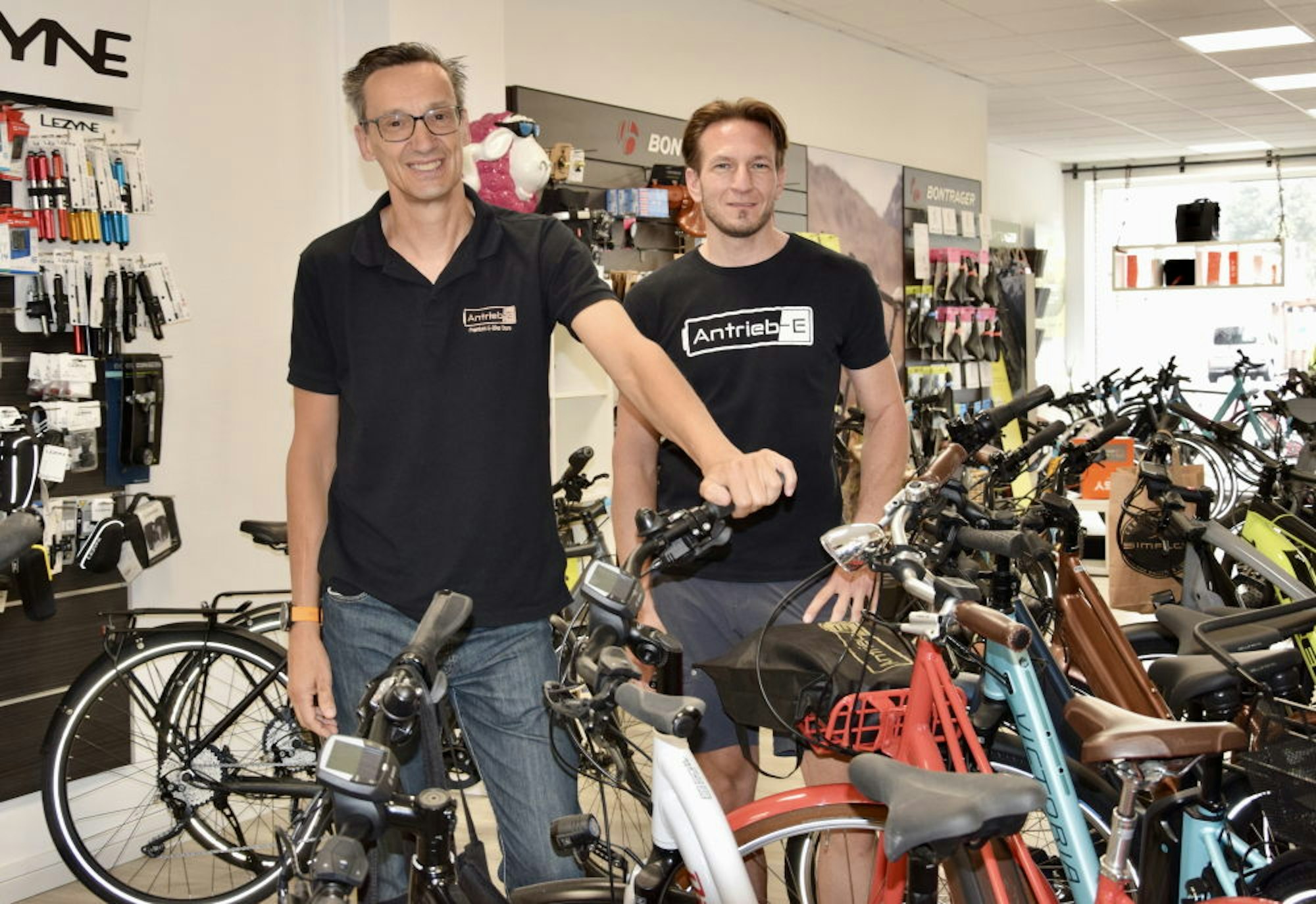 Stefan Fischer (l.) und Martin Pöhler (r.) von der E-Antriebs-GmbH freuen sich über die große Nachfrage.