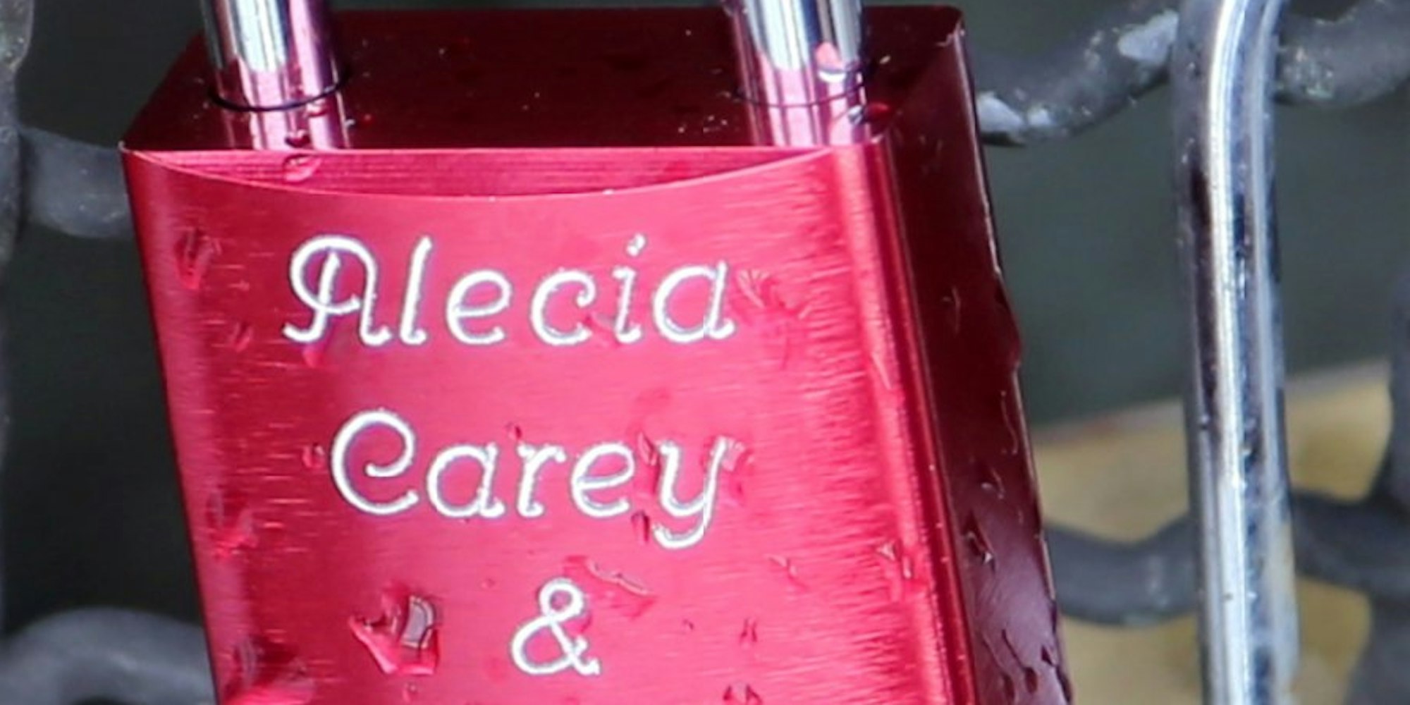 Das Schloss zierten die Namen der Familie: Alecia (Pinks bürgerlicher Vorname), Carey (der Vorname ihres Ehemanns) und Willow (der Name der kleinen Tochter)