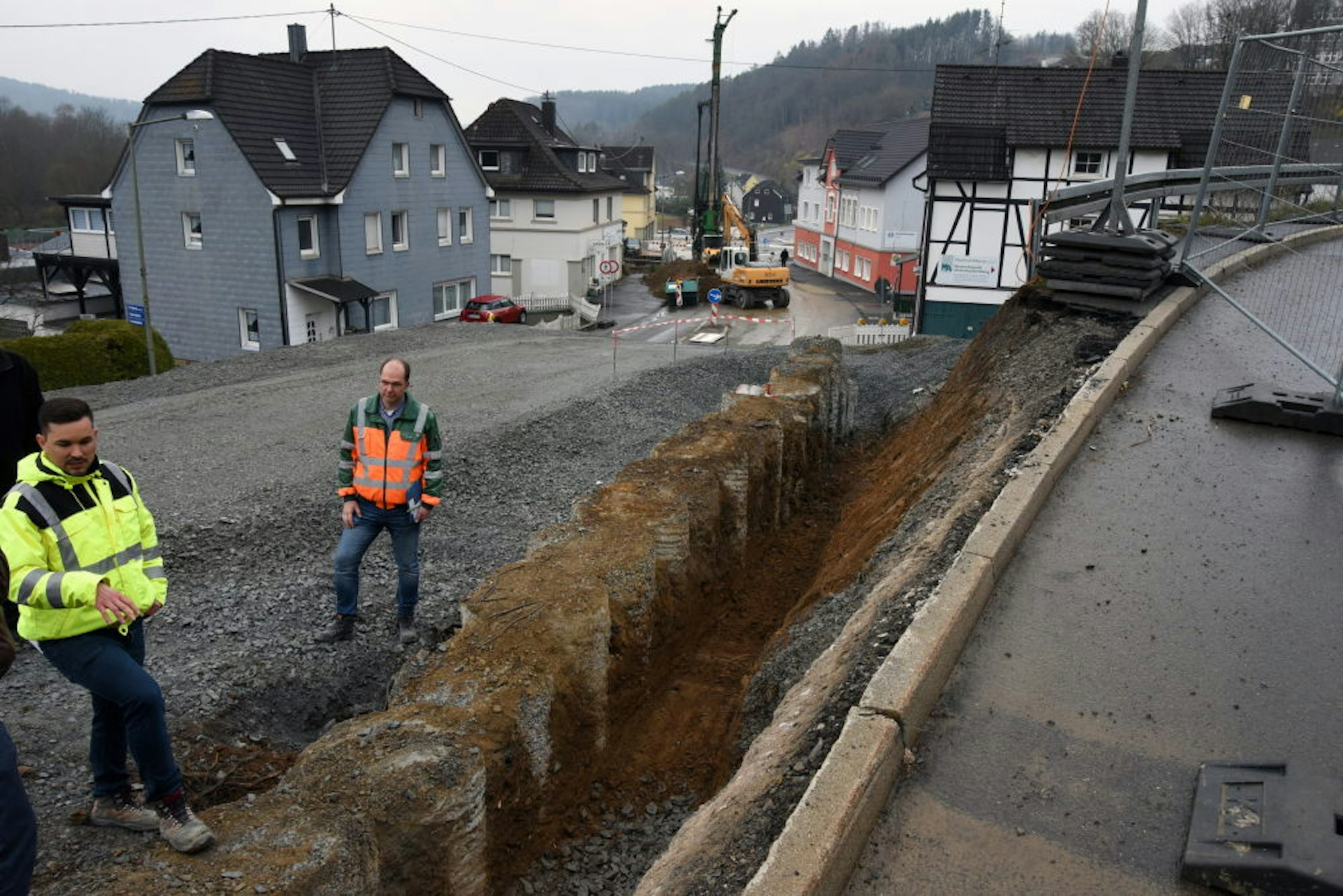 Nur für den Einbau der Bohrpfahlwand unterhalb der Bantenberger Straße wurde ein Berg angeschüttet. Das Bohrgerät wird nun anderer Stelle eingesetzt (im Hintergrund)..
