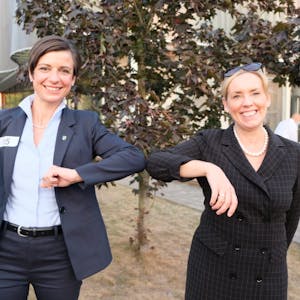 Carolin Weitzel (l.) und Monika Hallstein freuen sich, in die Stichwahl zu kommen.