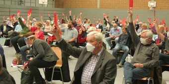 Mit Abstand, Schutzmasken und roten Karten: Rund 150 SPD-Mitglieder waren zum Parteitag gekommen.