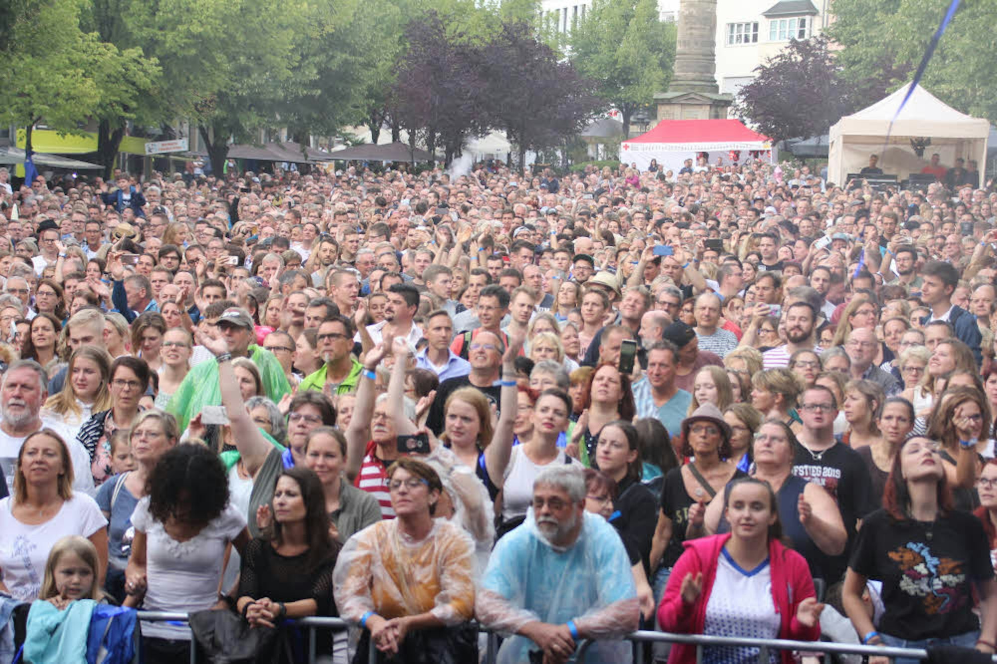 5000 Besucher kamen am Samstag zum 160. Geburtstag der Siegburger FunkenBlau-Weiß und hatten Glück mit dem Wetter.