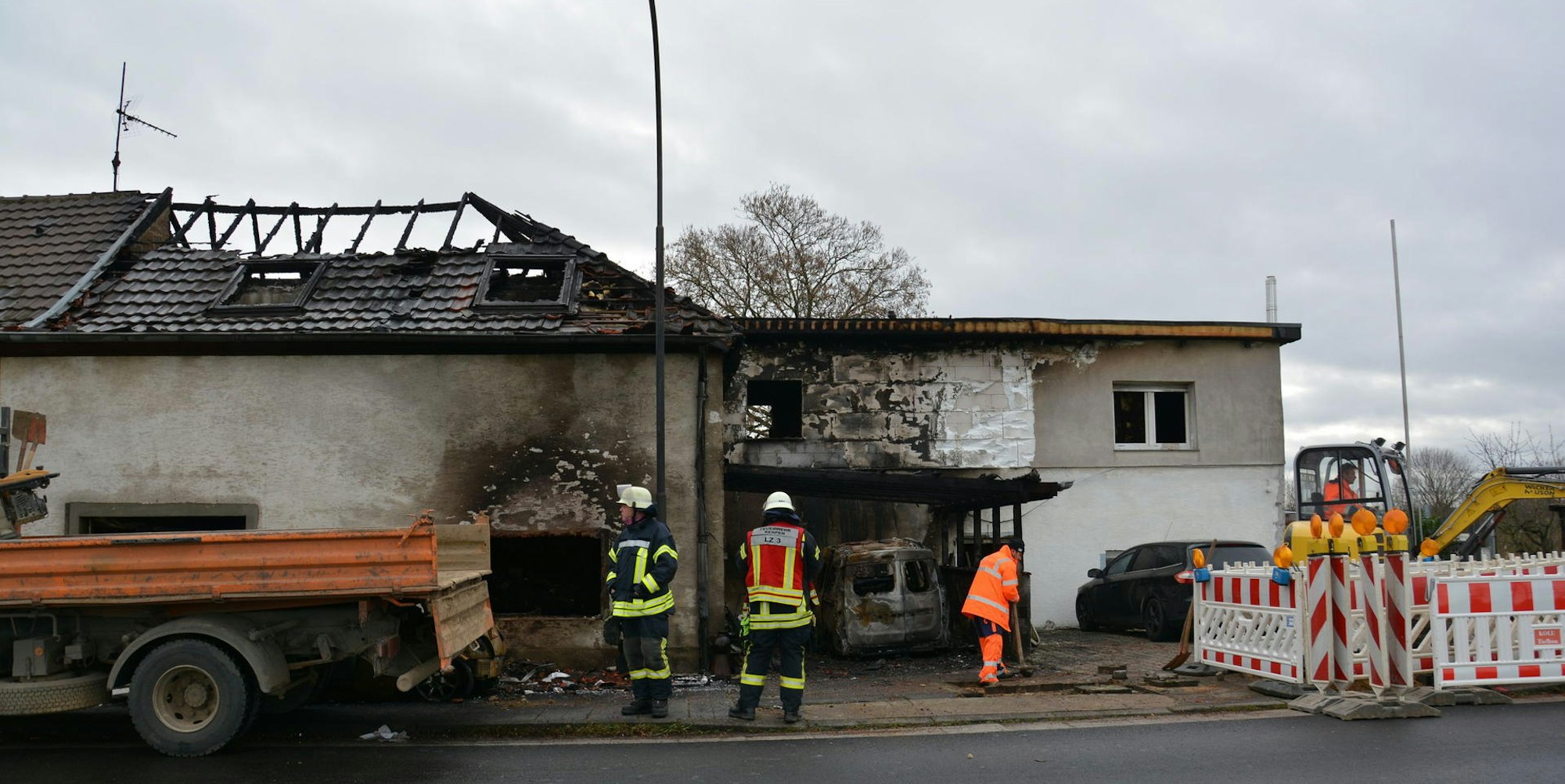 Völlig zerstört wurde das Doppelhaus an der Stiftsstraße in Kerpen bei dem Brand am Sonntag. Die Feuerwehr war die ganze Nacht über im Einsatz.
