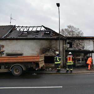 Völlig zerstört wurde das Doppelhaus an der Stiftsstraße in Kerpen bei dem Brand am Sonntag. Die Feuerwehr war die ganze Nacht über im Einsatz.