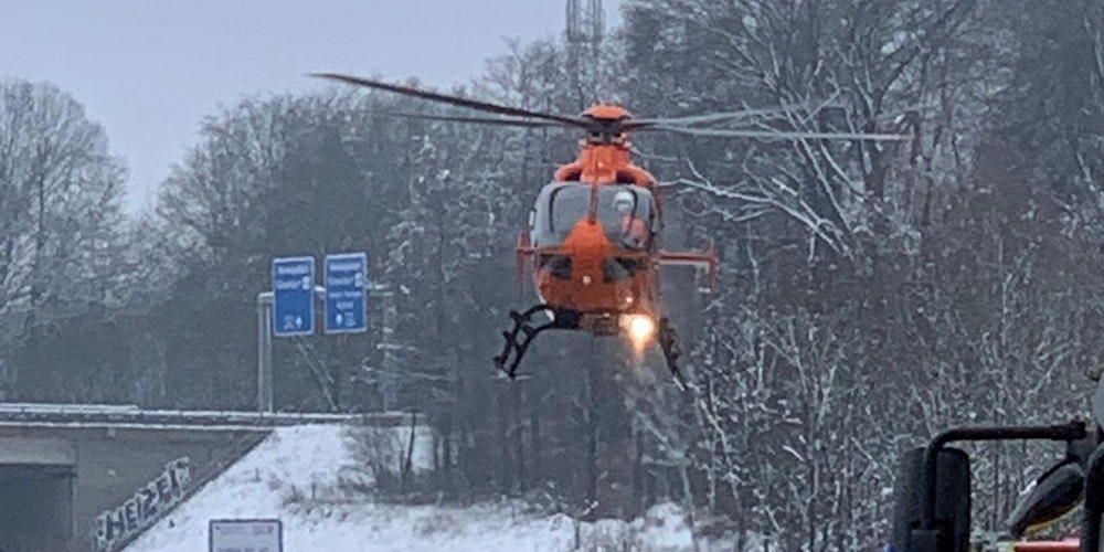 Ein Hubschrauber brachte Verletzte vom Autounfall auf der A3 ins Krankenhaus