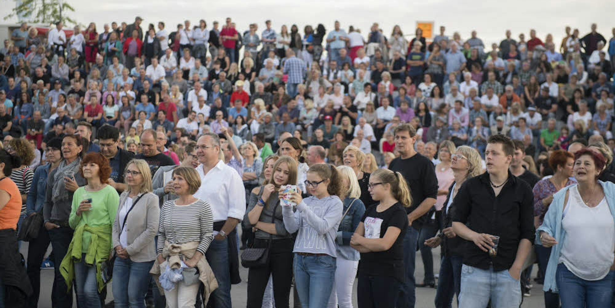 Dicht gedrängt verfolgten die Zuhörer das Konzert der in der Region bekannten Cover-Band auf der Zülpicher Seebühne.